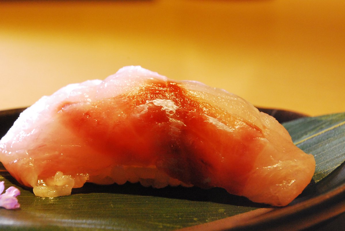 きれいな肴ですね。
もちろん捌きたてです。
ちょっとだけお醤油につけて。
良き夜をご提供します。
#広尾すし家 #渋谷 #マンション寿司
goo.gl/7MgYjn