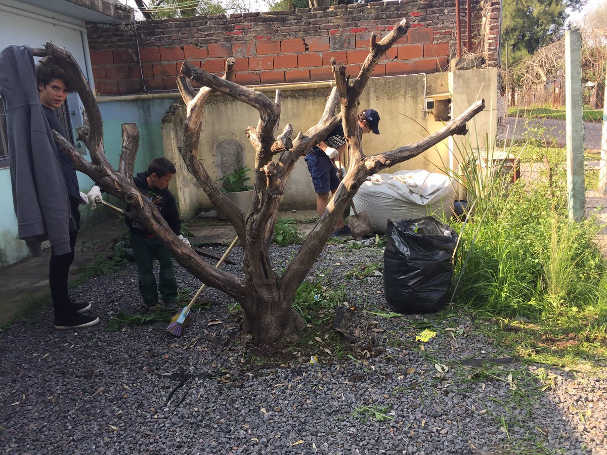 fparma's tweet photo. Primer día a toda máquina! Service learning week! @AELincolnCS @AELincoln https://t.co/IT2wVlLeLf