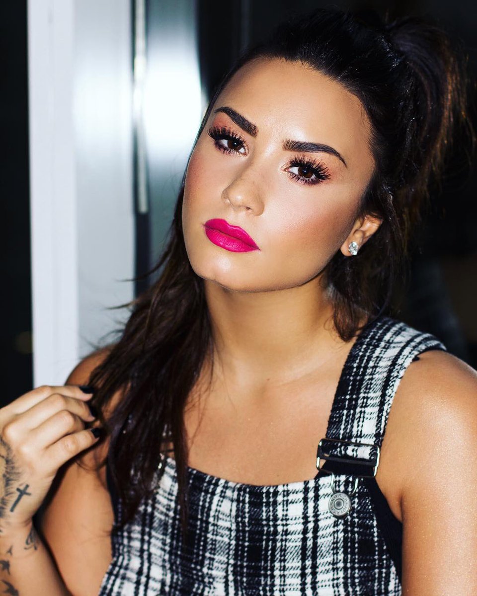 LovatosLovatic5's tweet photo. @ddlovato Wearing Overalls😍😍❤️ #TMYLMpreorder #TellMeYouLoveMe #SorryNotSorry #SexyDirtyLove #YouDontDoItForMeAnymore #Lovatics #Overalls https://t.co/ZFB9lbBuOe