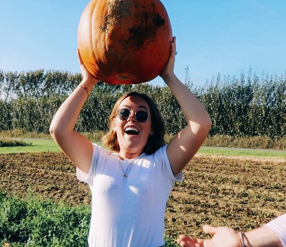 WeLovePopMag's tweet photo. When people are sad that summer's ending but we're over here like... #Halloweeniscoming https://t.co/HH4QV7Q21F