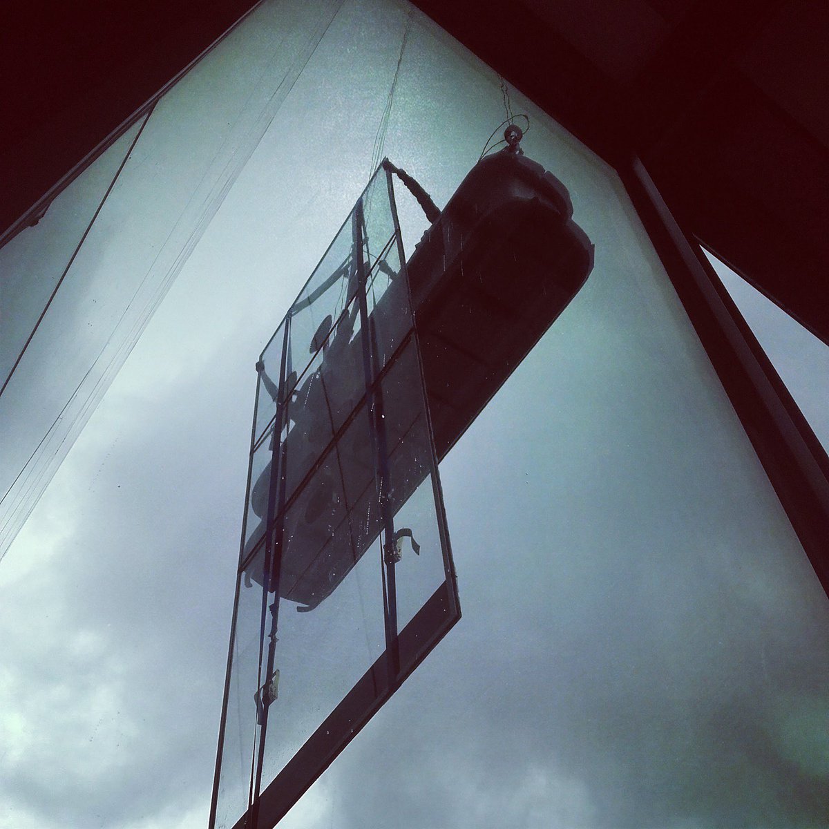 FACADEHOISTS's tweet photo. How to change a cladding panel using a building maintenance unit BMU #madeinbritain #madeinsomerset https://t.co/SWdOMK0jwy