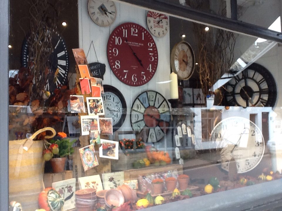 Wcombeflowers's tweet photo. Our '#Autumn #Time' window #display ! https://t.co/LBMSXkZxYA