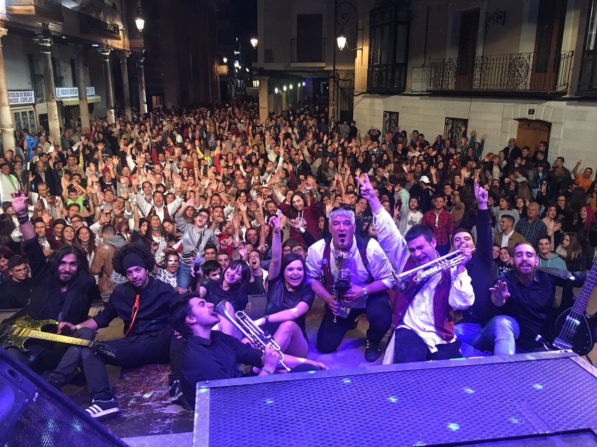 Orquestadenver's tweet photo. ¡GRANDES @LaAmistadArand! 💛 #GiraDenver2017 🔥 https://t.co/5yd2YJgf9i