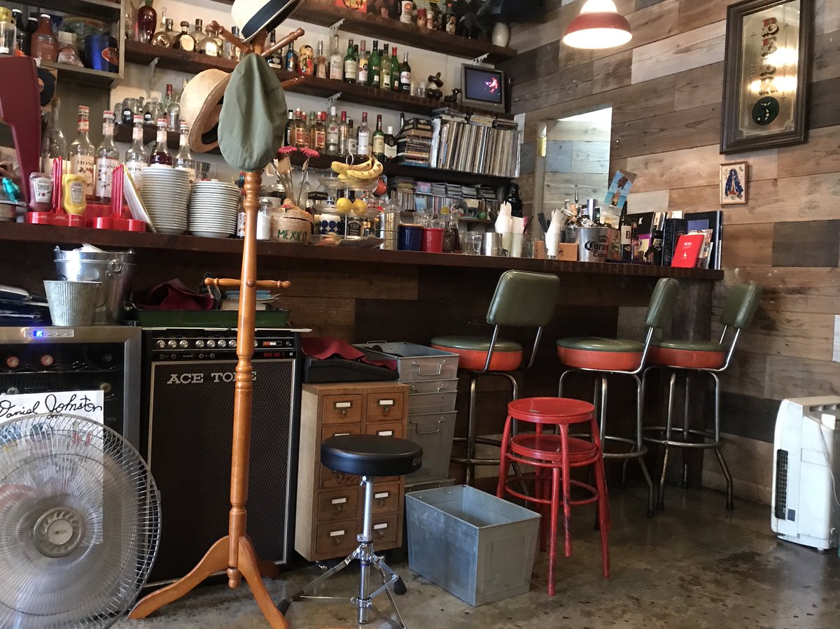 Uzivatel The Butters Na Twitteru 神戸ハンバーガーショップ二本立て 1軒目は元町のボ タンバリンカフェ ベーコンチーズバーガーは 柔らかなバンズととろ り溶けたチーズを纏ったお肉が絶品 アメリカンな内装がオシャレです パンケーキも評判で お酒も沢山