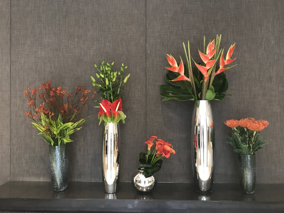 CPHeathrow's tweet photo. You know Autumn is here when the flower display represents the season’s colours 🍁🍂🌹 #CrowneOfHeathrow https://t.co/0PDgkKuaMX