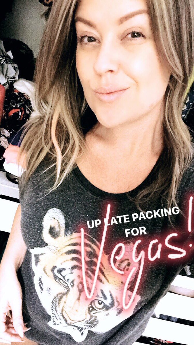 Late night packing for #vegas - Natural jayna now, drag queen jayna once I get off the plane... lol #travel #lasvegas