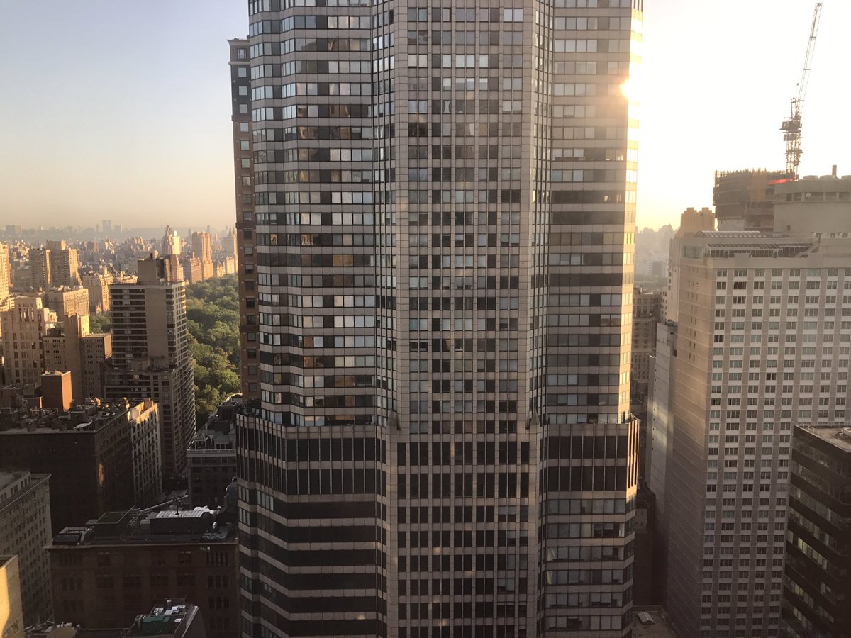 MabelvanOranje's tweet photo. My hotel kindly offered my a 'room with Park view'. This is the result. #NYC https://t.co/8DRpp4Abdh