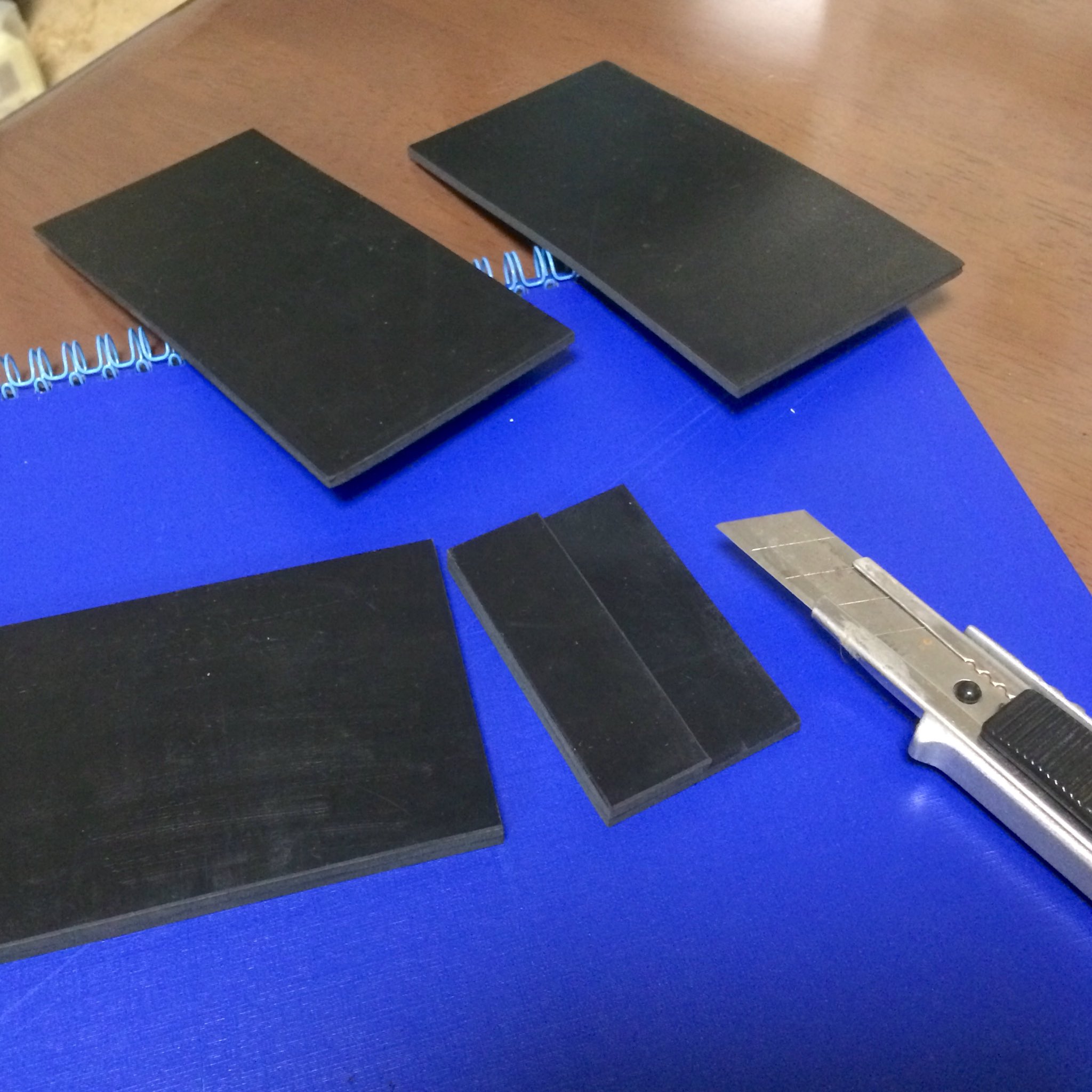 荒川智史 挙上する絵描き 包丁研ぐ時にどうしても砥石が滑ってしまうので 100均でゴム板買ってきて自作の滑り止めを作った W 割と思い通りの出来で満足 T Co Wxpgfctiae Twitter