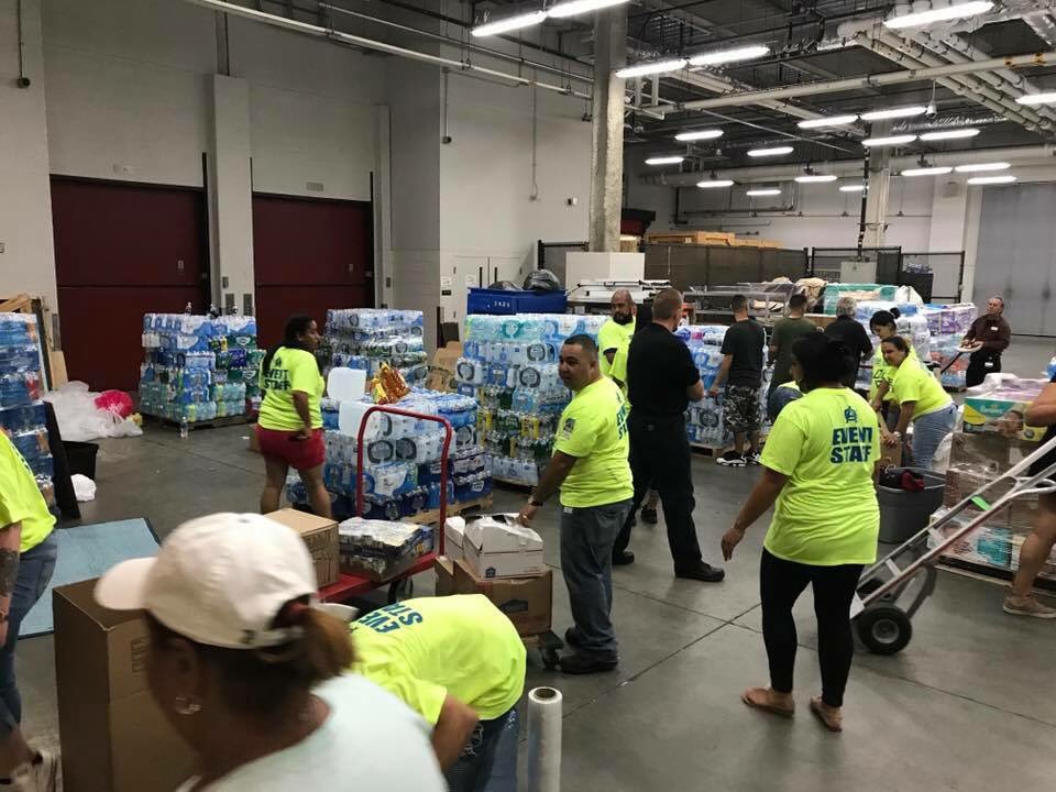 Esto pasa cuando <a href="/daddy_yankee/">Daddy Yankee 😀 (DY)</a> y <a href="/HFDPRParade/">Hartford PR Parade</a> se unen por #PuertoRico y el pueblo responde. Llenaron trailers con donaciones para la isla.