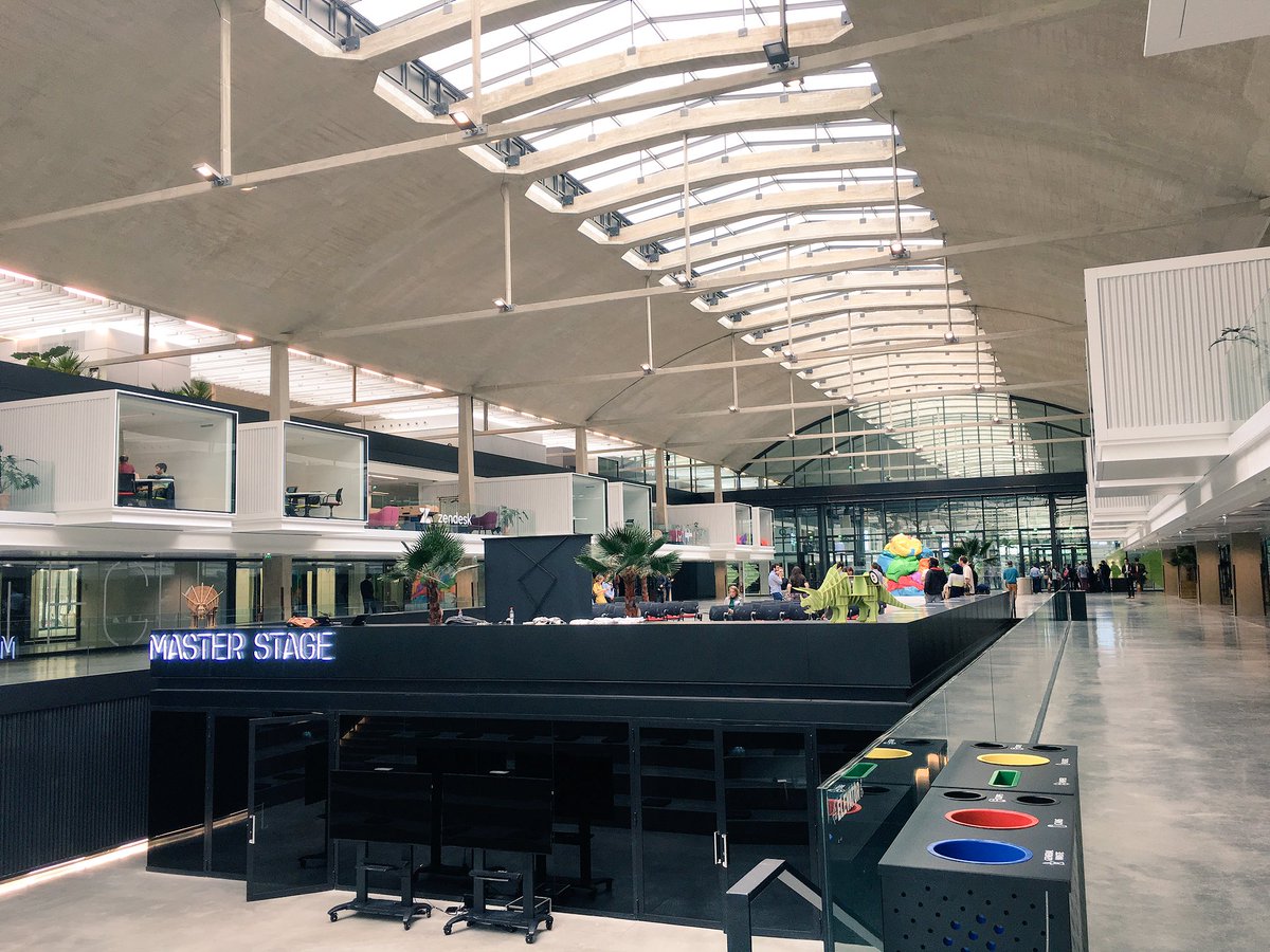 So_lenne's tweet image. 🎬 En direct de Madame #StationF 
Si la #TourEiffel souhaite hiberner, elle a la place de s'y faire un nid douillet 🙃
#DigitESS cc @simplonco