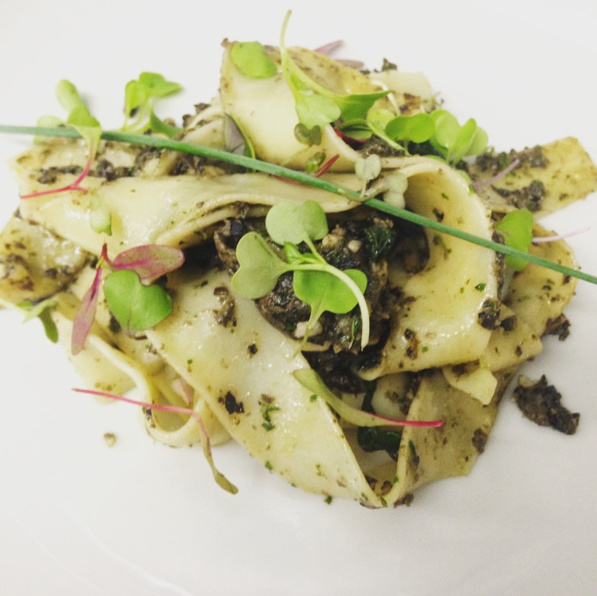 CiutatPCGALLERY's tweet photo. Pappardelle con pesto de aceituna negra. https://t.co/qvZvH0Jivx