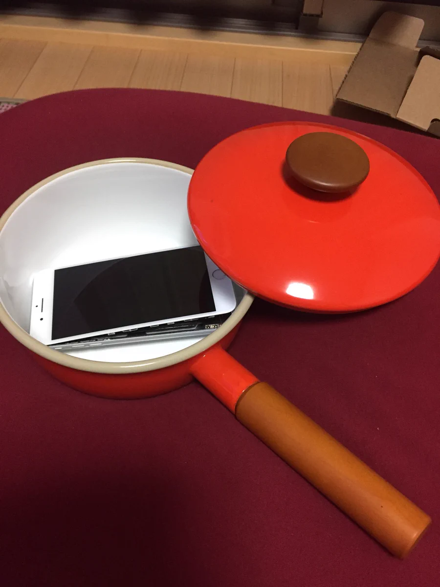 どうすりゃいいの！？膨張したリチウム電池が恐怖すぎてどこに置いておくべきかわからない！！