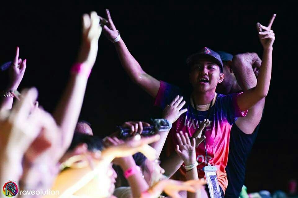 Raveolutionph's tweet image. Hang in there folks! 4 more days 'til weekend! Keep strong and have a great week ahead! 

#OneRhythmOneNation
#RaveolutionPH #UniteinColor