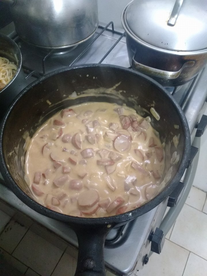 Mais uma especialidade brasileira: o strogonoff de salsicha 1 Mais uma especialidade brasileira: o strogonoff de salsicha 1