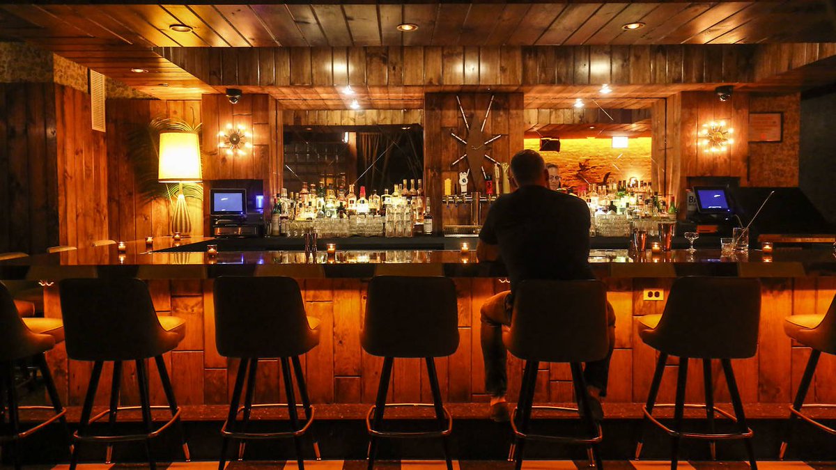 TimeOutChicago's tweet photo. Get a haircut and a cocktail at Blind Barber, open tomorrow in Fulton Market https://t.co/cjsmHMz5ua https://t.co/HHAZDVPIXC