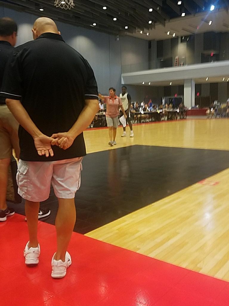 RitterCoach's tweet image. Listening to Nat&apos;l Champ Coach Michelle Durand from @Onuwomensbball teach some great team drills that the Lady Jackets will see in a month!