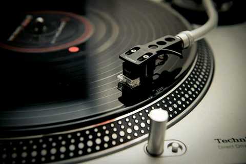 zaaibooconcepts's tweet photo. #CelebrateMonday #HeritageDay @Party42nite @partyfind @BarKitcheners with #HardToFindRecords #turntablist https://t.co/WYEZftMtUQ
