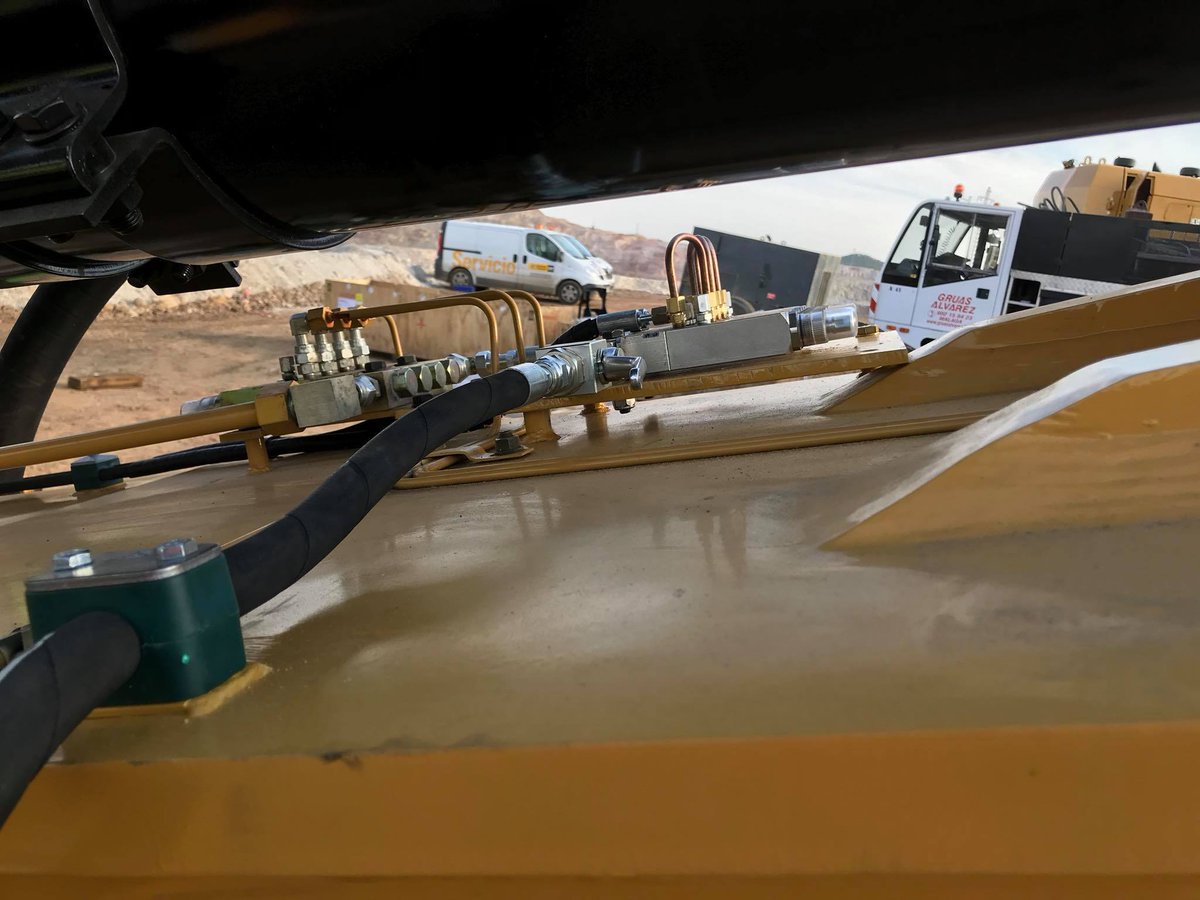 T_Bernesga's tweet photo. Enlargement of Lincoln Centromatic lubrication system installed in #Caterpillar 6015B. #efficiencyatwork #bespoke https://t.co/Xm1qVRwdTh