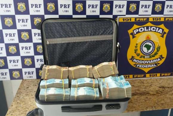 PRF apreende mala com R$ 700 mil em bagageiro de ônibus na Bahia bit.ly/2fM50qQ 📷PRF/BA-Divulgação