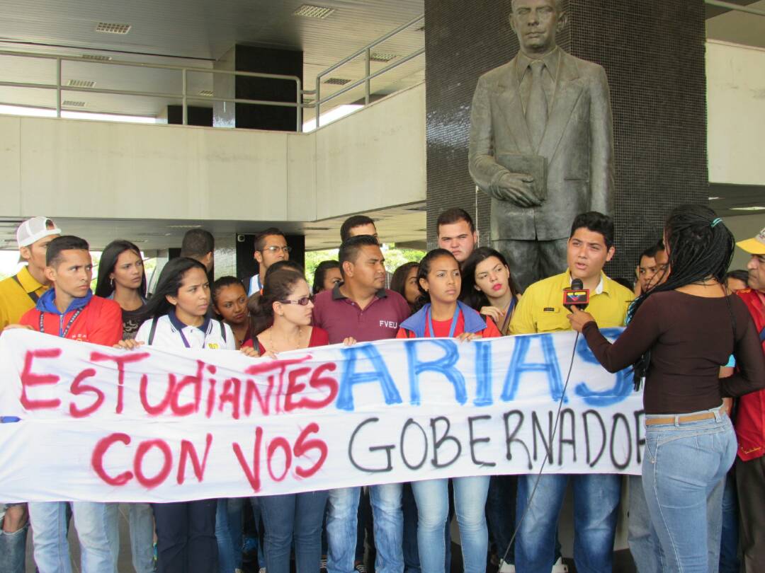 JPSUVZulia's tweet photo. Con la Juventud del Zulia apoyando a nuestro Gobernador y Actual Candidato #AriasDeQueRepiteRepite
#EstudiantesDelZuliaConAriasFVEU https://t.co/YpkEz8i5gj