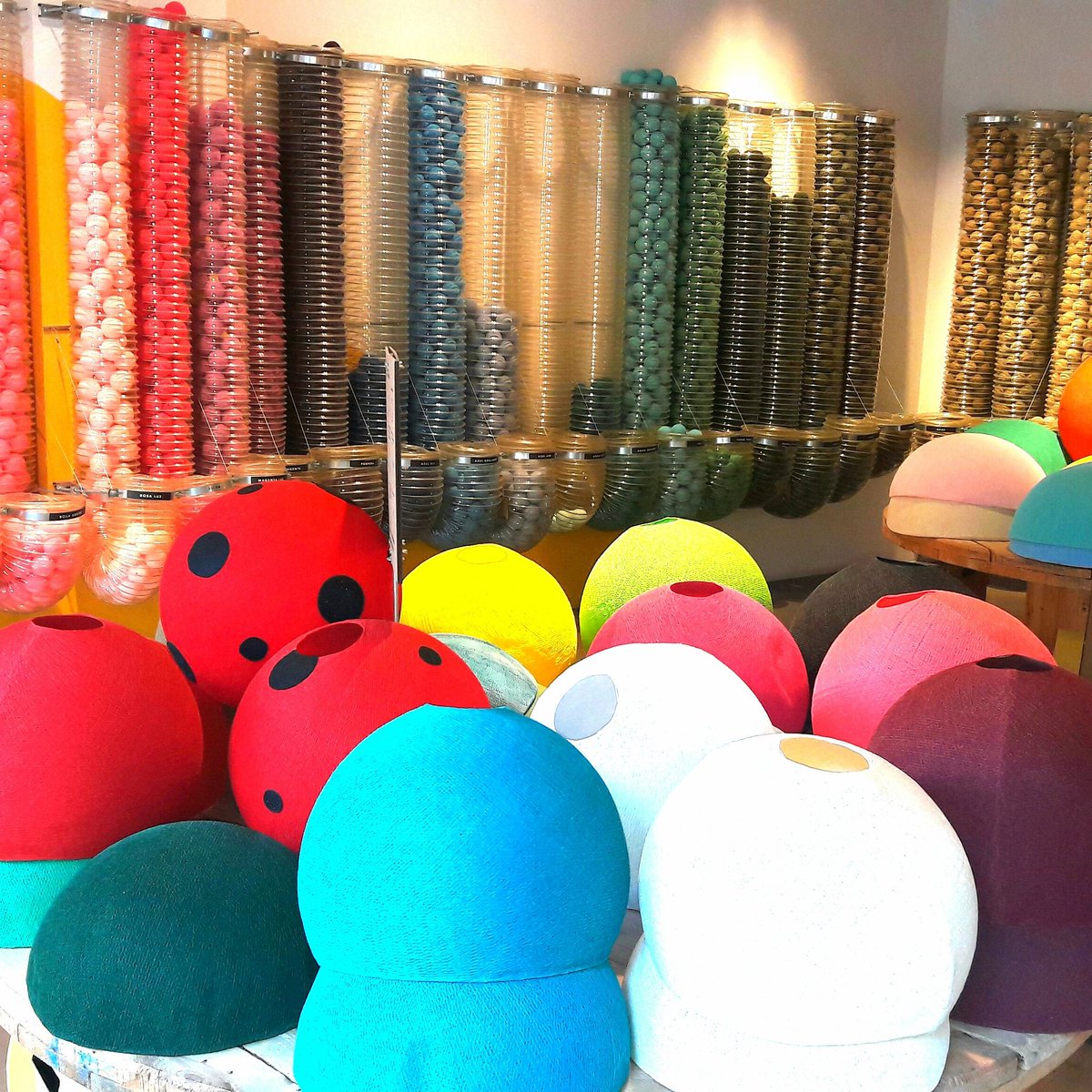 FranGarMendez's tweet photo. Me apetece poner #color al #lunes y de paso compartir esta tienda de lámparas tan originales @LucioleMAD #deco #lamparas #luz #colours #cool https://t.co/bGC0DMY24B