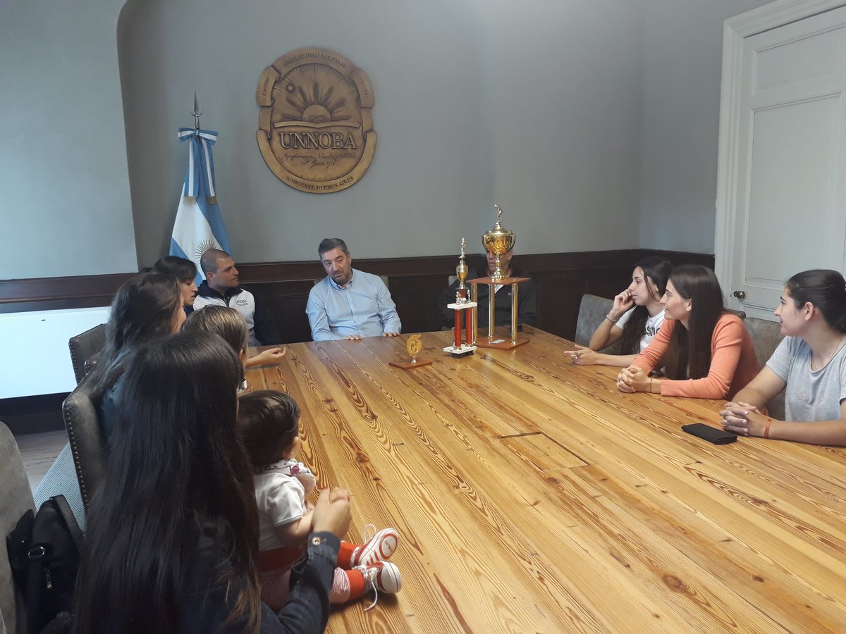 RectorUNNOBA's tweet photo. Recibimos a las campeonas de fútbol femenino de Junín  Felicitaciones #Guerreras #orgulloUNNOBA @FCGuerreras https://t.co/wMvr10bAlX