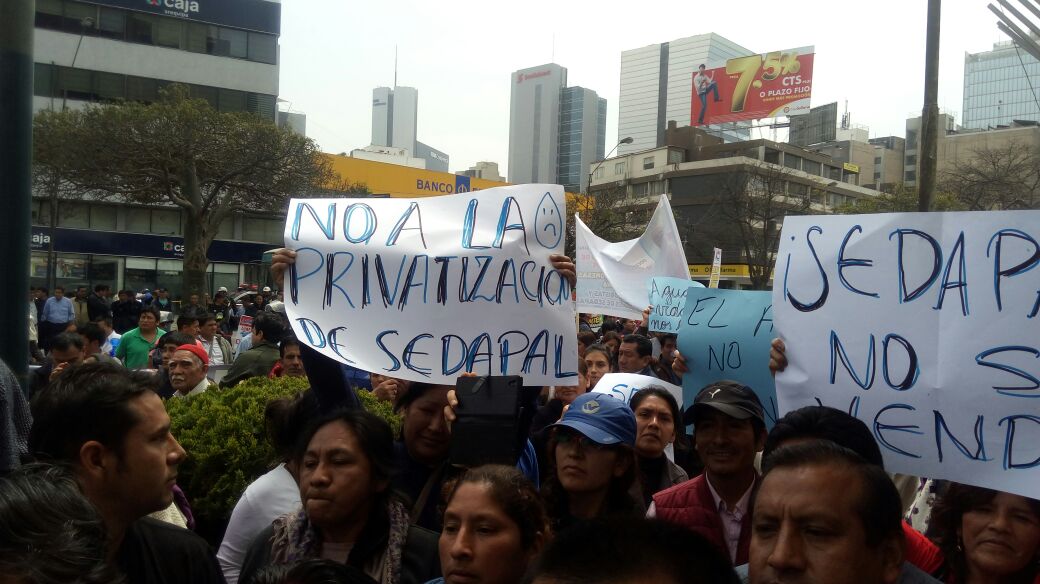 ISP_Peru's tweet photo. Trabajadores de Sedapal en @viviendaperu rechazan privatización y exigen cumplir compromisos asumidos x R. Vega. https://t.co/Io4CbvdFGE