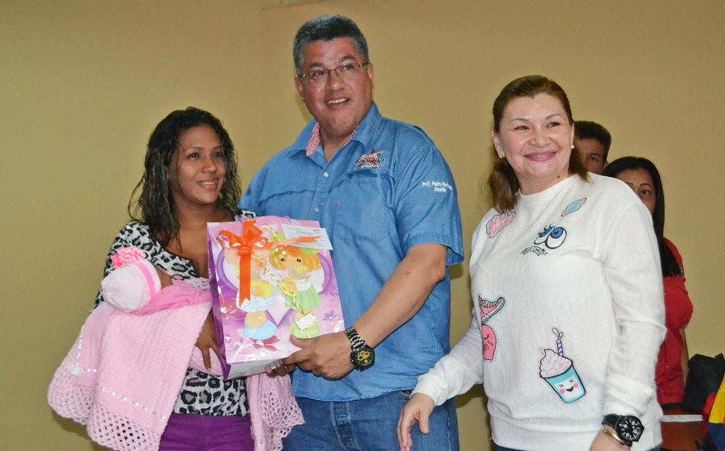 Alc_GuanipaR's tweet photo. Con Sentido Humanista➡Gobierno Rev @pedrompsuv @anarsv  Entregan Ayudas/Bolsos/Kits Maternos, A 35 Familias Guanipenses @NicolasMaduro https://t.co/mLi3vYM00L