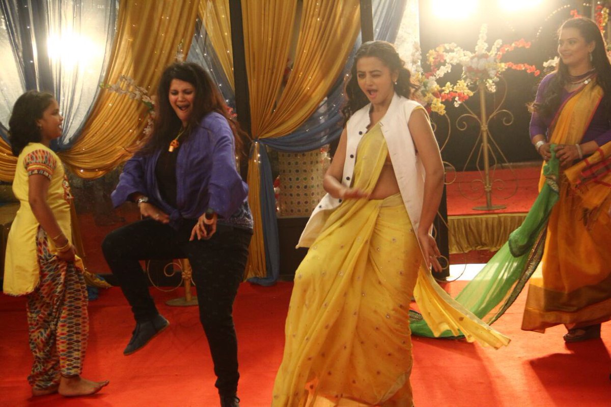 OfficialHelly7's tweet photo. Going thru a lot of pictures from the last day , this being one of my favourites ❤️ 'Me' learning the step from 'Karuna ma'am' ☺️🤷🏼‍♀️ https://t.co/YnfRkLCFO3