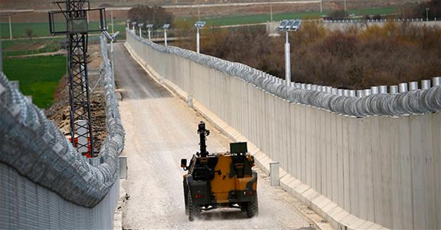 ecre's tweet photo. Yet another wall: 🇹🇷Media reports 828km wall along border with civil war #Syria expected to be finished end Sep. https://t.co/ItP0LWj0RQ https://t.co/yVeZJLOuLh