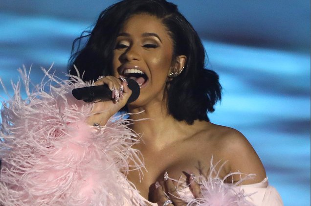 .@IAmCardiB "Moves" to No. 1 on Billboard #Hot100 with "Bodak Yellow" blbrd.cm/FEnMai
