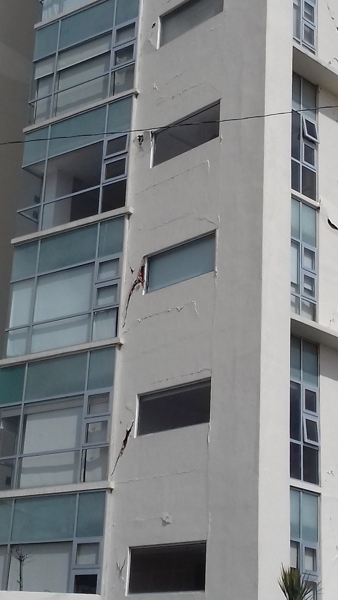 jenycoleote's tweet photo. Dice dueño del edificio 'Vista del Arte' que NO tiene daños estructurales el inmueble.. #Puebla.. https://t.co/tHCVJ8PyJE
