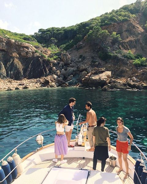 Arroba_tweets's tweet photo. Y mientras, en una isla, otras #Arrobitas están de rodaje con los compis de #Theroyalfamilyfilms para #inspiredbyred #ArrobaHace https://t.co/Udj9tgaOEt