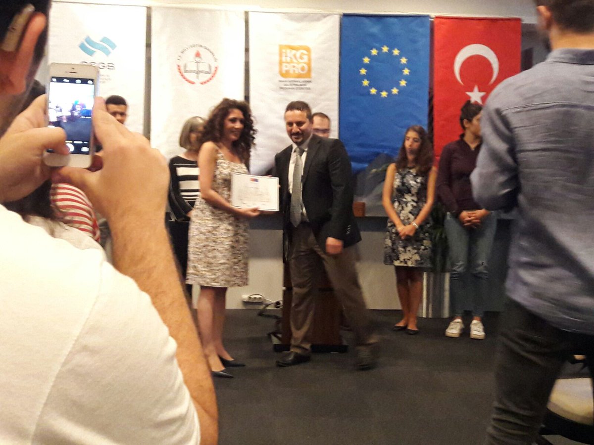 Proje katilimcilarimiza Proje Koordinatorumuz tarafindan katilim belgeleri takdim ediliyor. @IKG_PRO