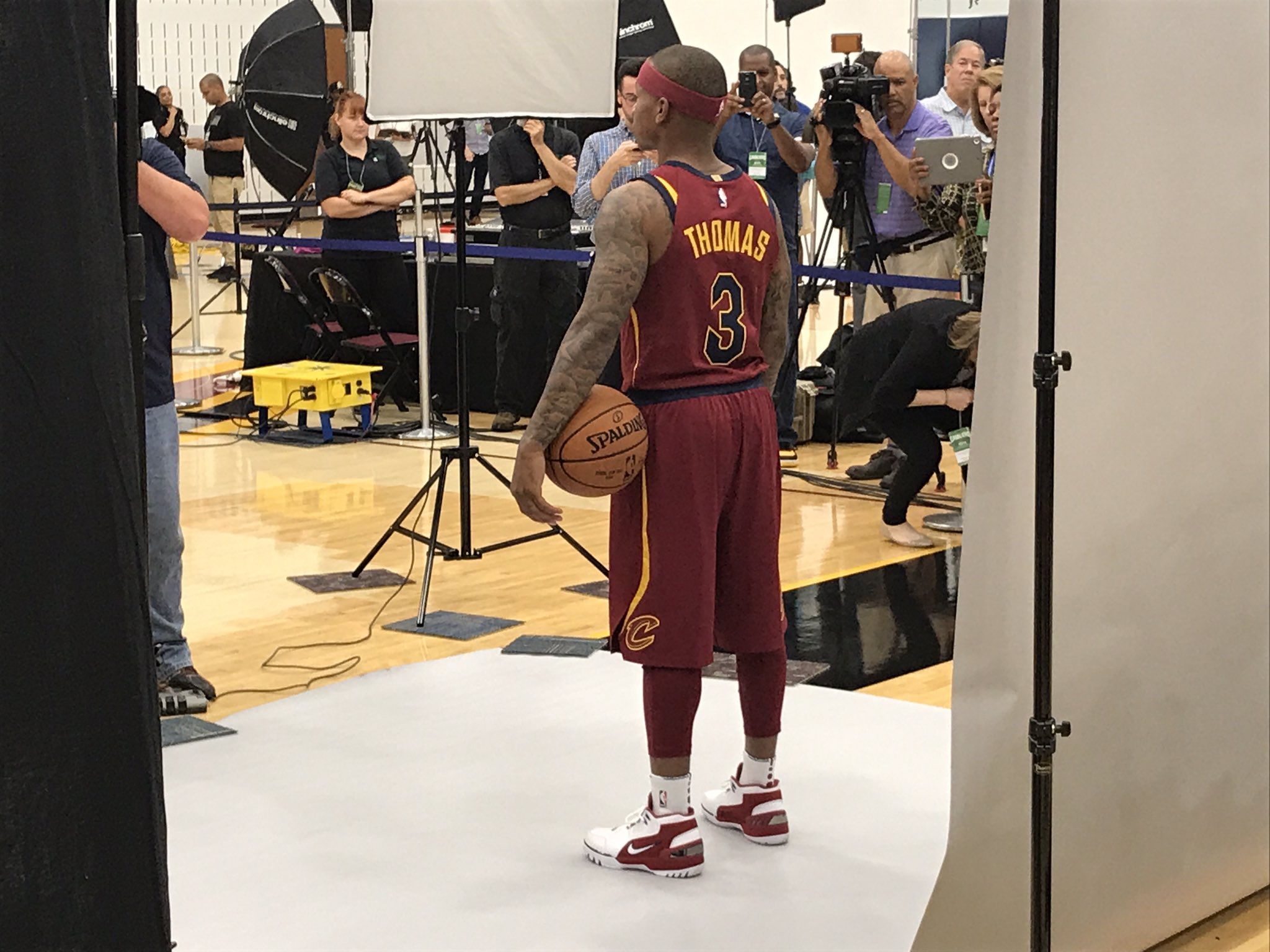 Isaiah thomas cavs jersey 2025