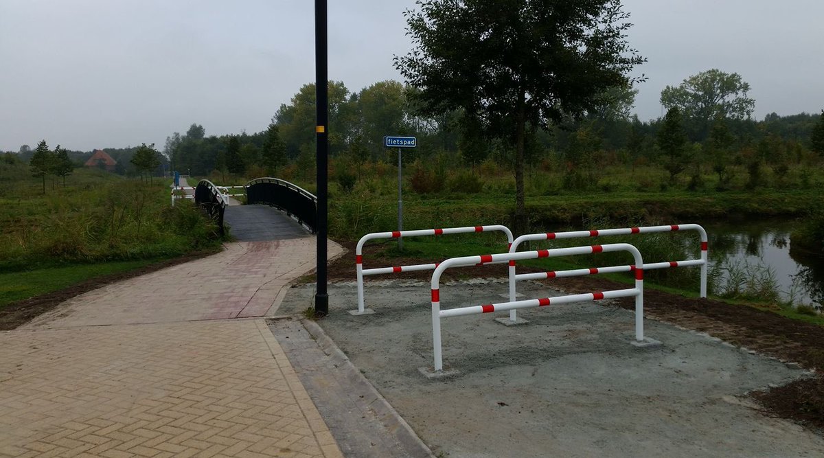 #gemeentelingewaard #huissen #Lingewaard #loovelden kan iemand mij t nut van deze ‘hekjes’ uitleggen!!