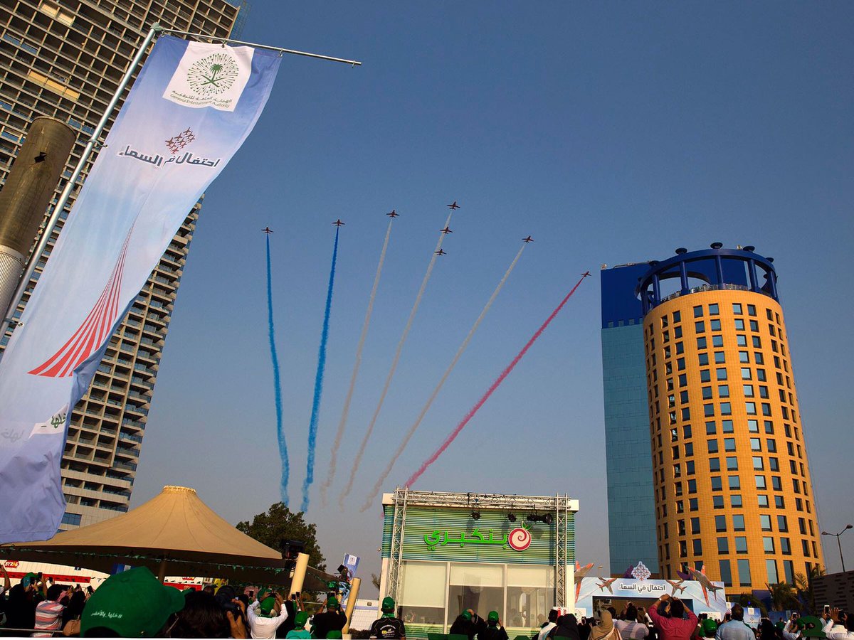 شكرا فريق <a href="/rafredarrows/">Red Arrows</a> على هذا العرض الجوي الممتع والمذهل. أدهشتم العالم بمهاراتكم 😁 #ريداروز_في_جده 
#RedArrowsTour 
#خلها_بالأخضر