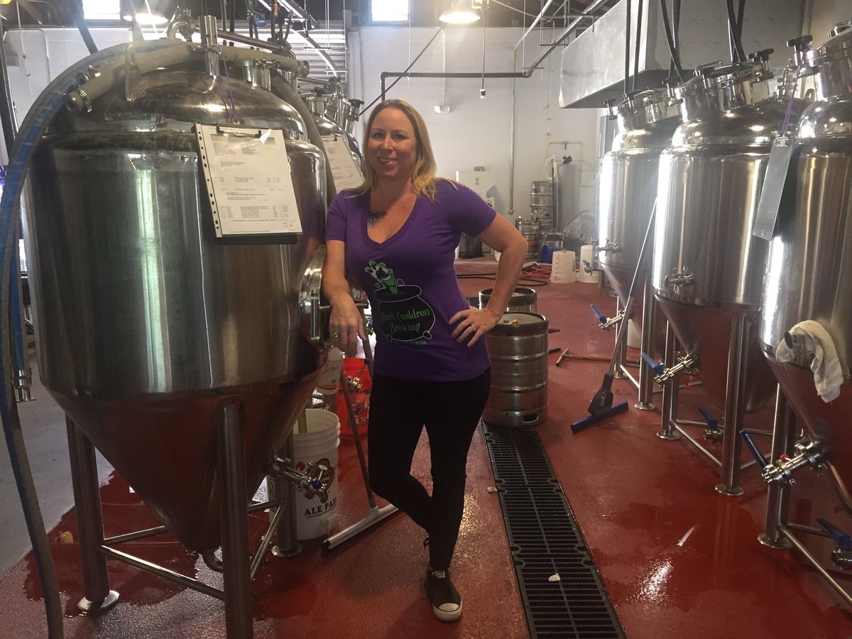 @blackcauldronbrewing is brewing an Amber Ale called Piece-of My Heart ABV: 5.3 IBU: 30 🤔🍕

#orlando #beerfestival #craftbeer #cfltopbrewer