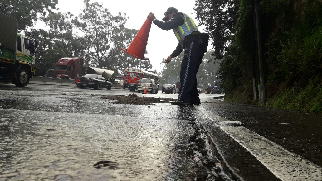 Noti7Guatemala's tweet photo. Combustible derramado en los carriles que conducen de Villa Lobos a Ciudad de Guatemala
https://t.co/Gqye8VeJWF https://t.co/kp9AGhRAeu