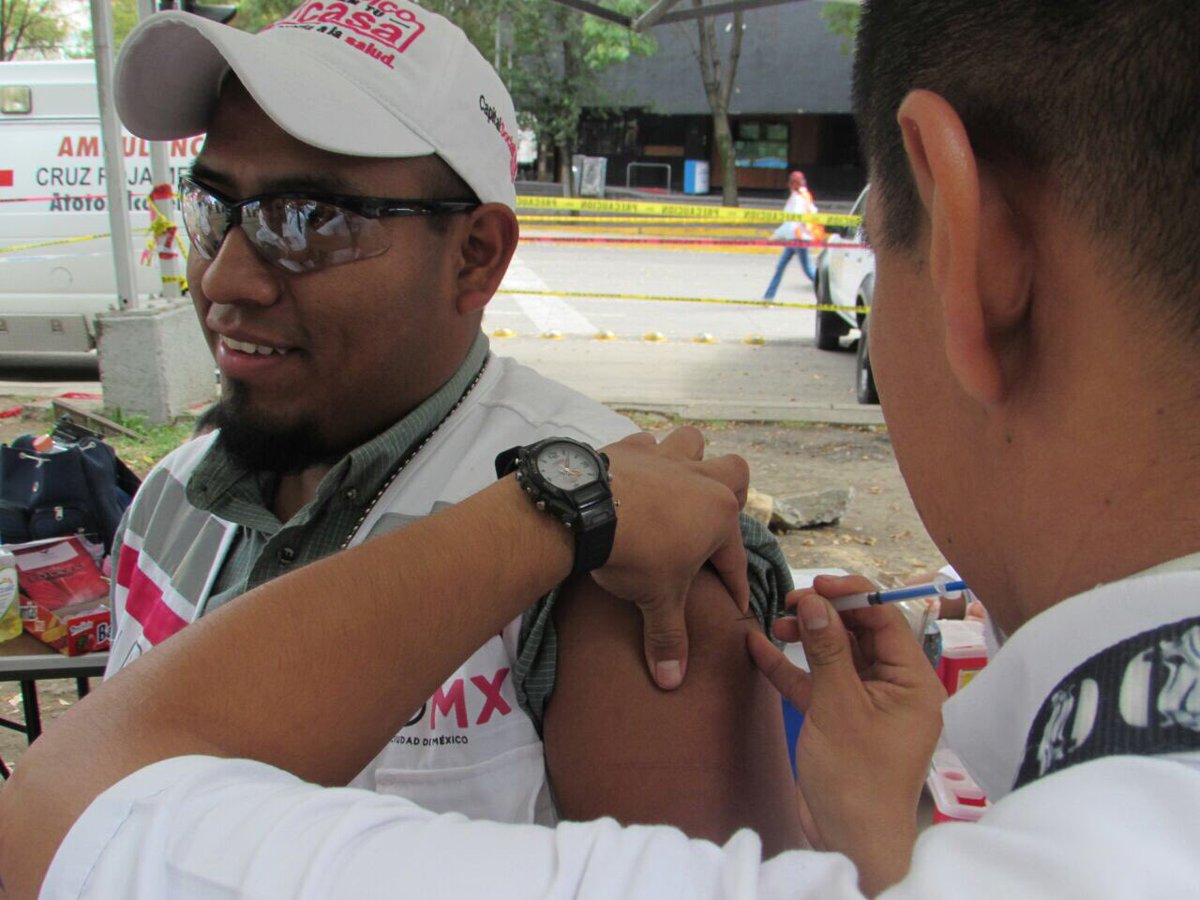 Los puestos de vacunación contra #Tétanos y #Difteria siguen activos en la #CDMX vacunan a los brigadistas. Llama a 51320909 @Medistancia