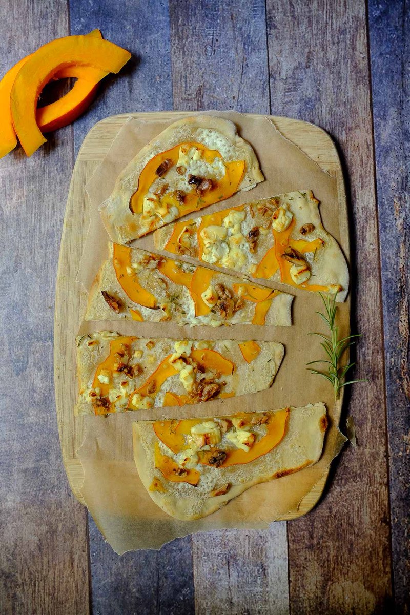 Urlaubsfeeling gefällig? Kürbisflammkuchen mit Feta und Rosmarin: buff.ly/2wgGioJ #littripFR17 #rezept #frankreich #flammkuchen