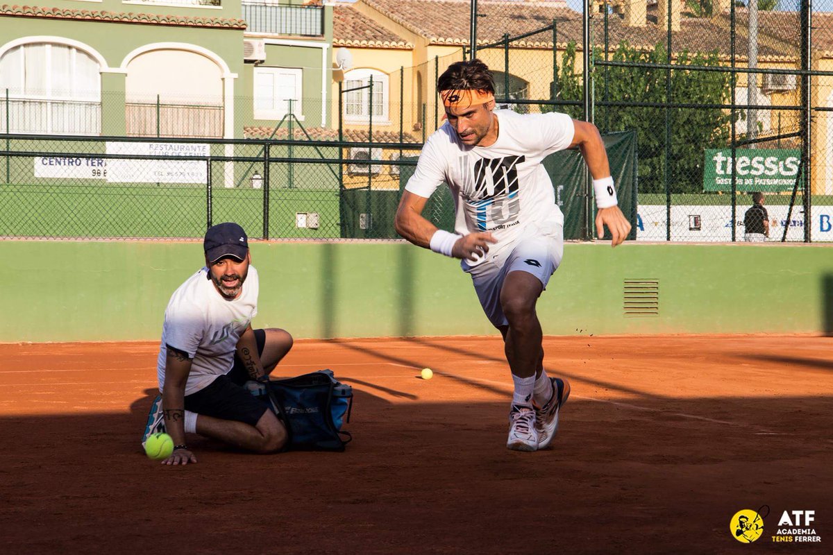 DavidFerrer87's tweet photo. 🚶👌😞💪💪  Vuelta al trabajo!! Gracies amics!! @botuguay @MIGUELESPASASER @Miguelon_82 @juanmagalan84 @jowy19 @CardonaMoises Jesus y Godoy 🤓 https://t.co/jmgGG0TprE
