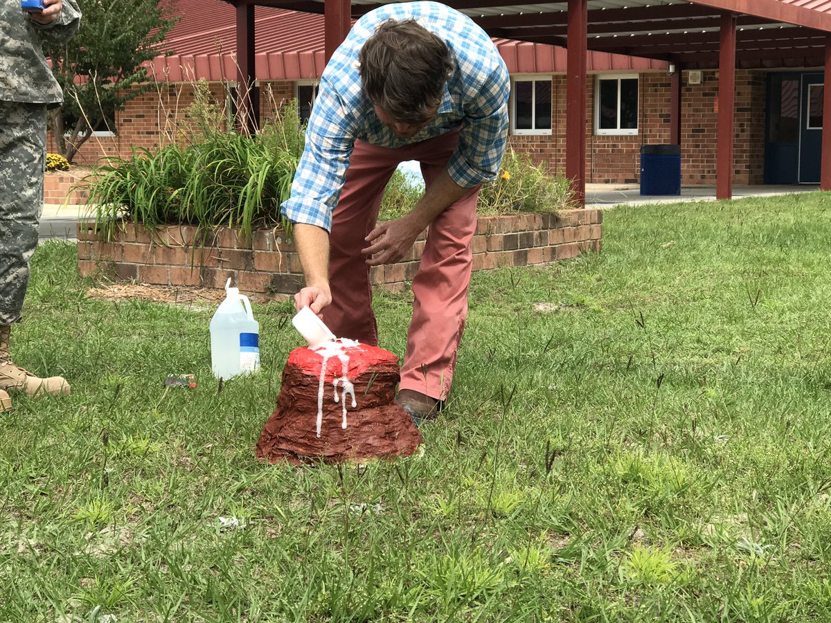 DatesmanDebra's tweet photo. Mr. Blackwell's 4th period class having an erupting lesson on volcanoes #TheCougarstandard #SBHighSchool https://t.co/1LfEdH4I6F