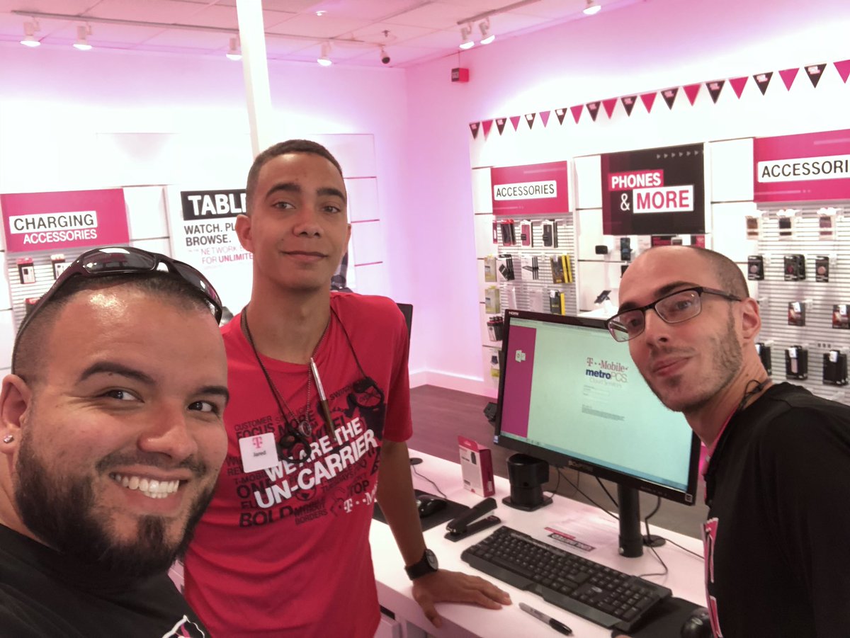 Mil0812's tweet photo. 🤘Shout outs to 151E for helping us w/ 2 📱! 1️⃣Team #COR&amp;TPR #TeamPaddock  #55+ @Sirtedricks @cjgreentx @bnash001 @kirsdon04 @TonyCBerger https://t.co/Wz08k7XbhQ