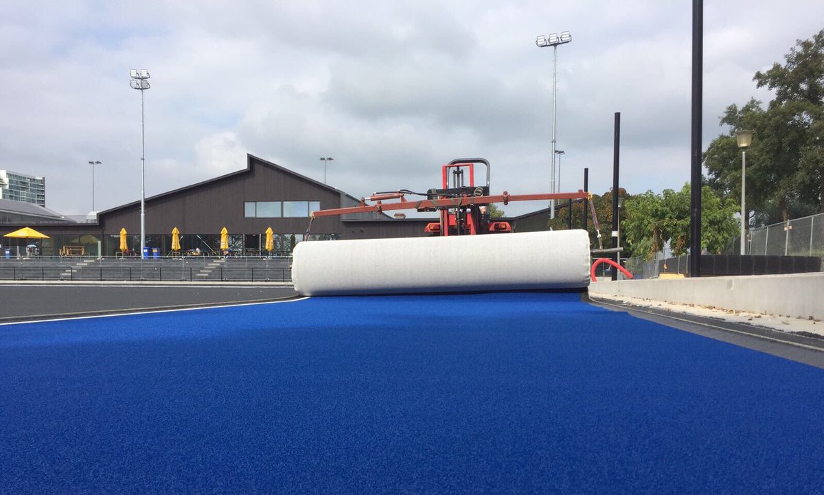 Hoofdveld bijna klaar! Deze week toplaag erop (zijkant blauw, speelveld groen) en dan volgende week trainen in het stadion. Let's go! 💙💪🔥