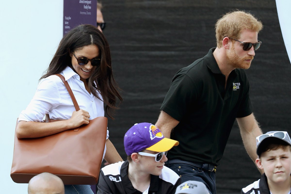 Love is in the air at the #InvictusGames! Prince Harry + Meghan Markle are so cute ❤️ https://t.co/AlZjhpv8bb