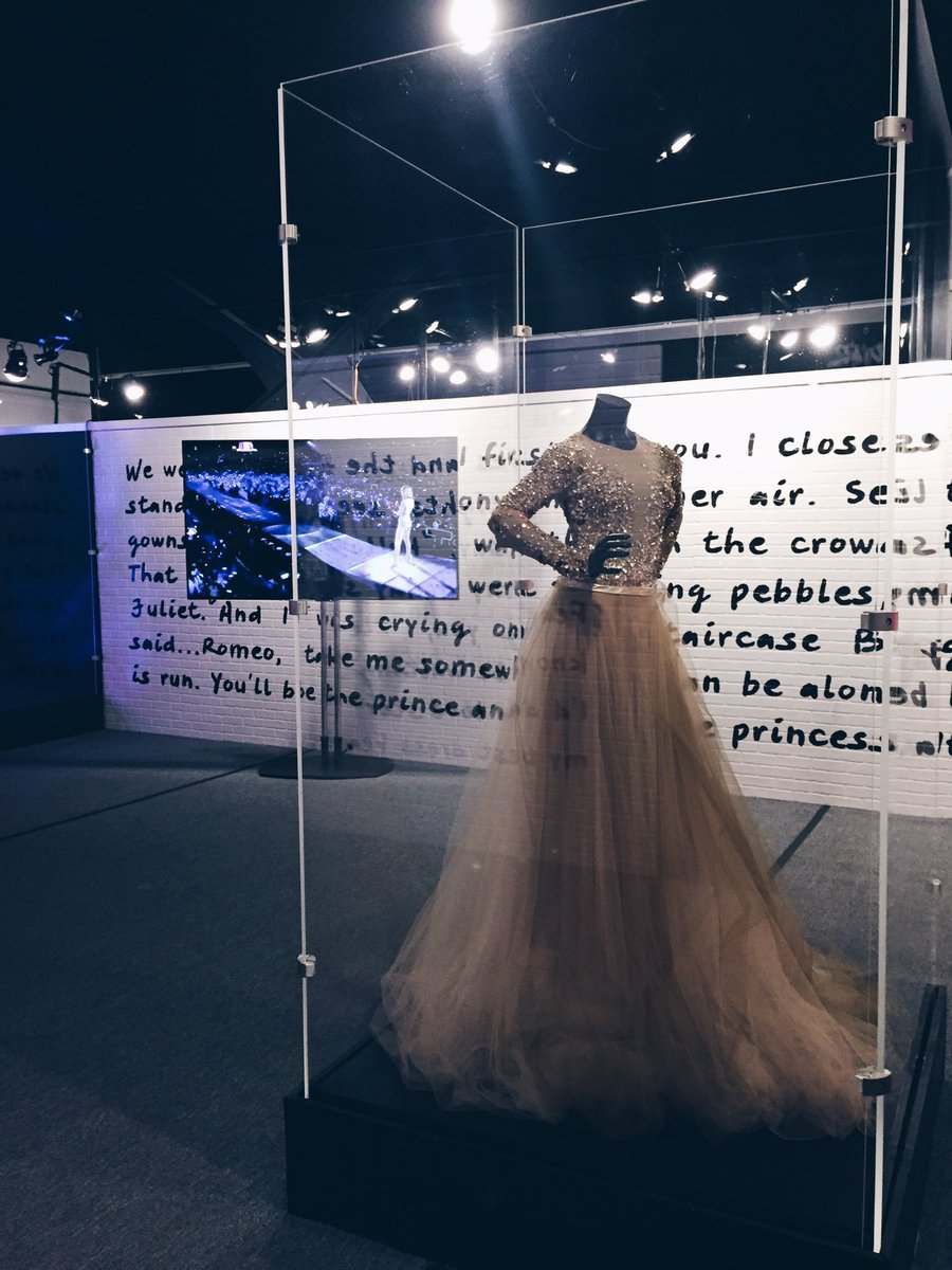 _tiffanytaylor's tweet image. Inside the #TaylorSwiftEXP 🎶 So many new pieces of memorabilia since the last time I saw it! ❤ @taylorswift13 @GRAMMYMuseum