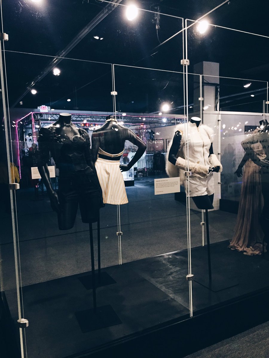 _tiffanytaylor's tweet image. Inside the #TaylorSwiftEXP 🎶 So many new pieces of memorabilia since the last time I saw it! ❤ @taylorswift13 @GRAMMYMuseum