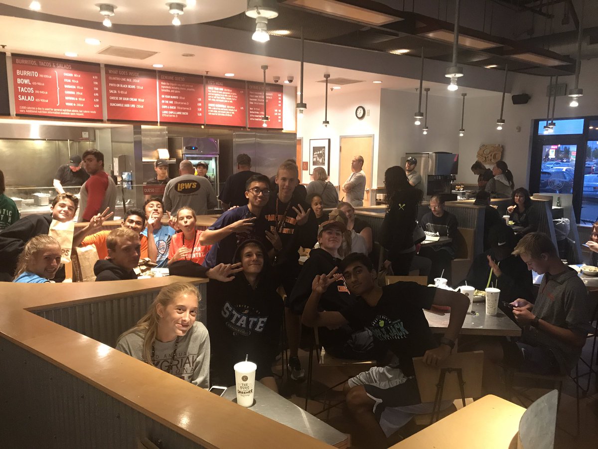 farmingtonxcboy's tweet photo. We love our Chipotle! CC night @ the AV location. https://t.co/YuIwjnN3Ld