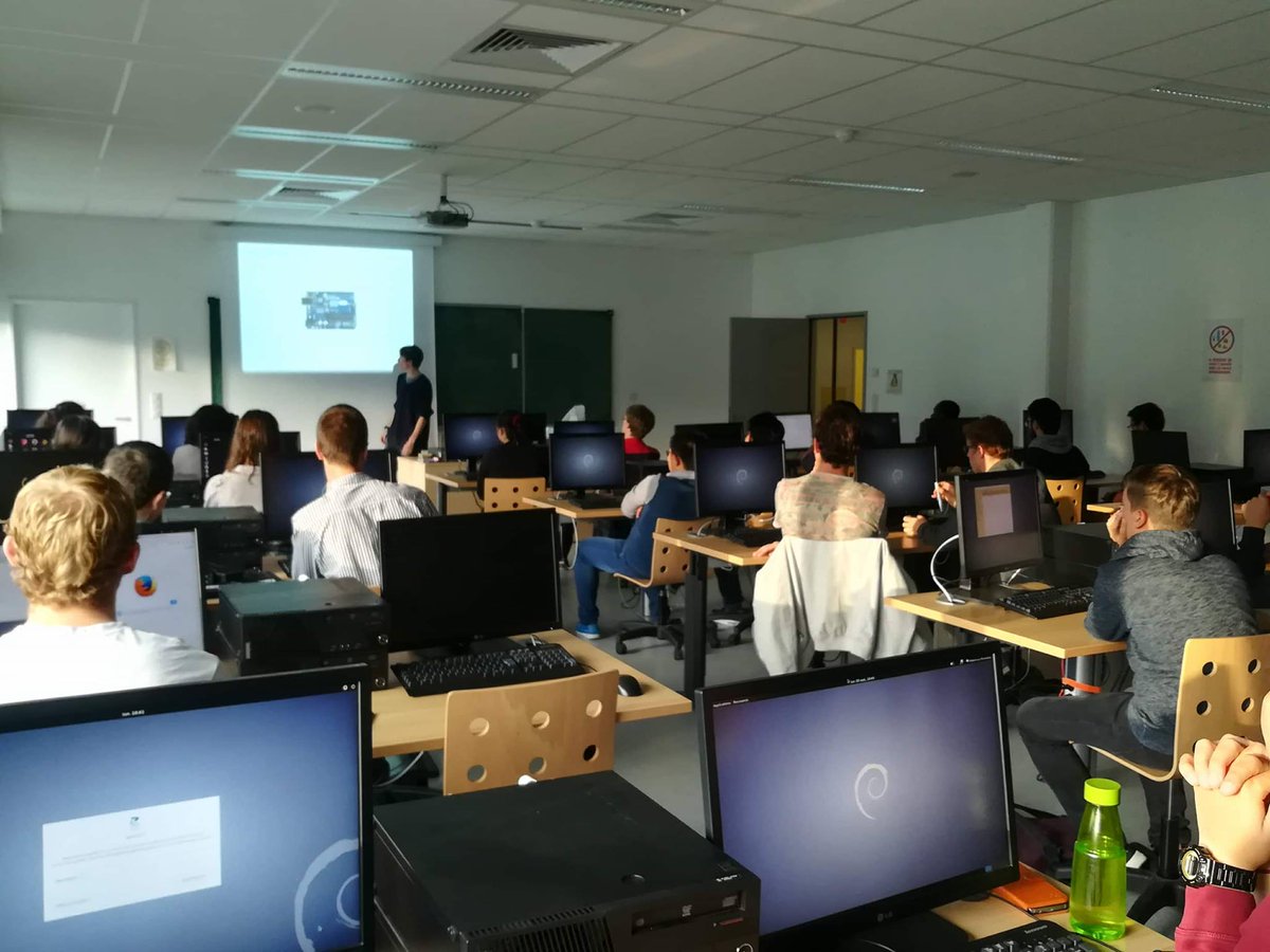 Salle comble pour la première formation de l'année, l'occasion de découvrir la plateforme Arduino !